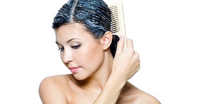 Adição de óleo colorindo cabelo